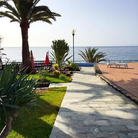 Lidia & Paco Two Bedrooms Beachfront Tatil Evi *